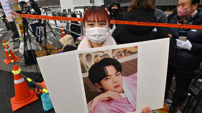 Fotografija: Člani »Armade«, kot se imenujejo oboževalci BTS, ne skrivajo obupa in zaskrbljenosti. FOTO: Jung Yeon-je/AFP
