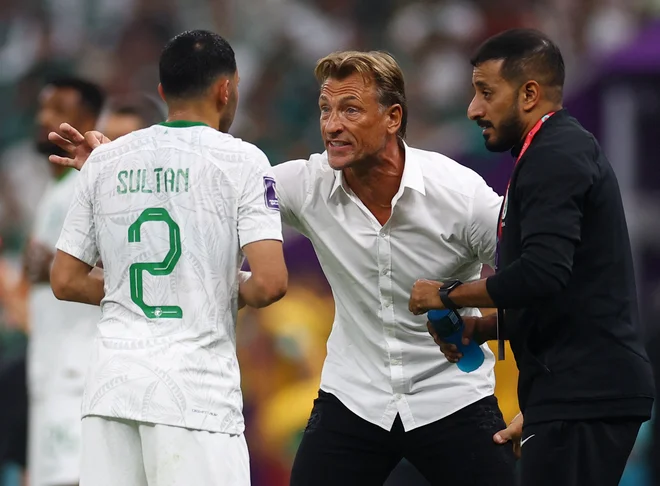 Herve Renard je s Savdsko Arabijo po porazu z Mehiko (1:2) v zadnjem kolu skupinskega dela ostal brez uvrstitve v osmino finala, kjer bi se pomeril ravno z rojaki. Ti so nato precej težje od pričakovanj ugnali Poljake s 3:1.&nbsp;FOTO: Kai Pfaffenbach/Reuters
