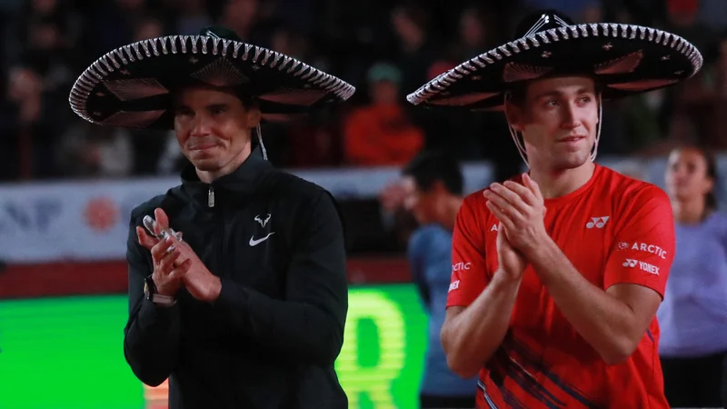 Fotografija: Casper Ruud in Rafael Nadal (levo) sta se v začetku decembra pomerila v ekshibicijskem dvoboju na štadionu za bikoborbe Plaza de Toros v Ciudad de Mexicu. FOTO: Henry Romero/Reuters
