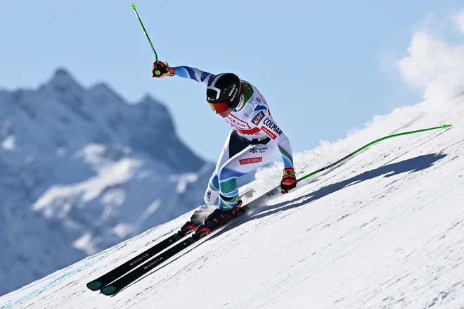 Ilka Štuhec se je na stopničke vrnila prvič po smuku v Cortini d'Ampezzo leta 2019, ko je bila tretja. Takole je proti 2. mestu prodirala v soboto v St. Moritzu. FOTO: Fabrice Coffrini/AFP
