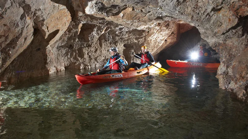 Fotografija: Ogled s kajakom, ki traja približno štiri ure, je mogoč v manjših skupinah do deset obiskovalcev. FOTO: Tomo Jeseničnik