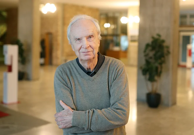 &raquo;Mogoče se nam zdi, da je v zadnjem času več potresov, ker je človeštvo zaradi širjenja grajenega okolja na splošno bolj ogroženo,&laquo; pravi prof. dr. Peter Fajfar. FOTO: Blaž Samec/Delo
