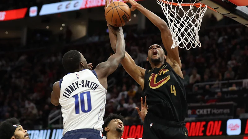 Fotografija: Evan Mobley (z žogo) je k zmagi Clevelanda nad Dallasom prispeval 17 točk. FOTO: Aaron Josefczyk/Usa Today Sports