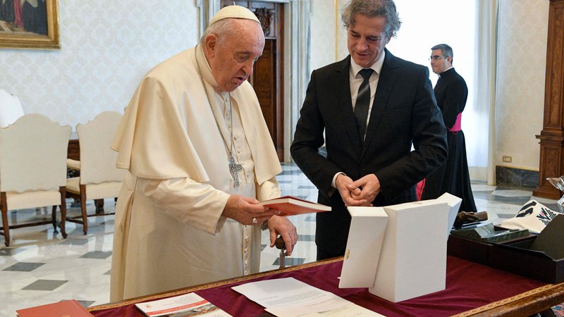 Fotografija: Papež in slovenski premier sta si izmenjala darila. FOTO: Vatican Media/AFP
