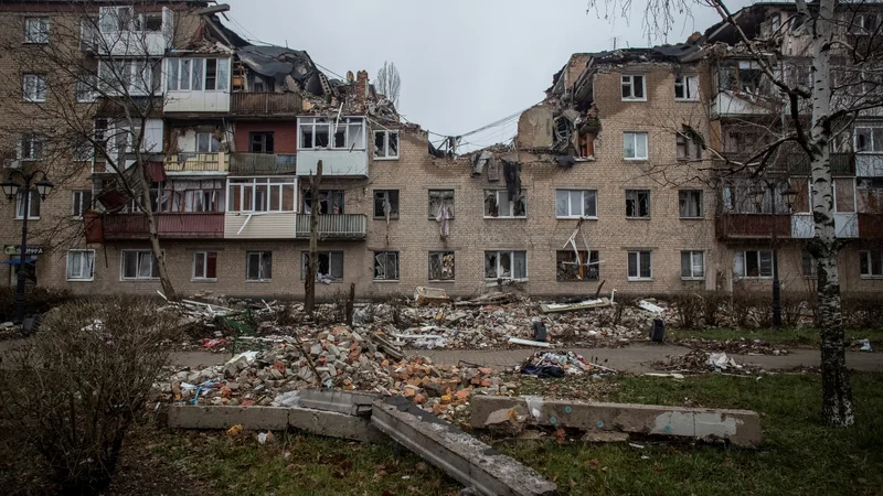 Fotografija: V Bahmutu, ki se ga je na obeh straneh fronte oprijel vzdevek mesoreznica, potekajo ulični boji. FOTO: Reuters
