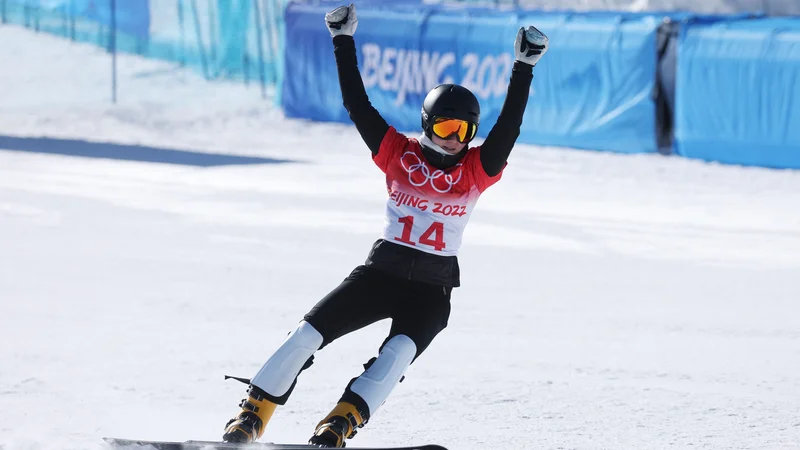 Fotografija: Gloria Kotnik se je tako kot na olimpijskem Kitajskem veselila tudi v Italiji pri prvi zmagi v svetovnem pokalu. FOTO: Mike Blake/Reuters