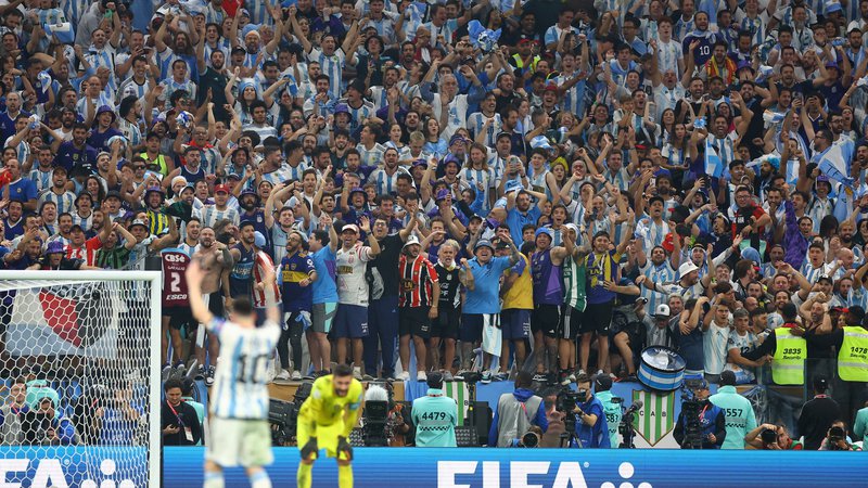 Fotografija: Argentinski navijači so nudili imenitno podporo svojim nogometašem. FOTO: Carl Recine/Reuters
