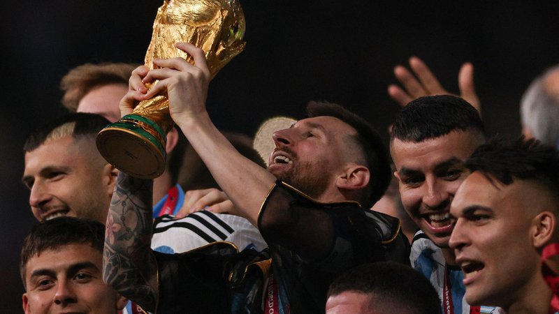 Fotografija: Argentina's captain and forward #10 Lionel Messi lifts the FIFA World Cup Trophy during the trophy ceremony after Argentina won the Qatar 2022 World Cup final football match between Argentina and France at Lusail Stadium in Lusail, north of Doha on December 18, 2022. (Photo by Adrian DENNIS/AFP) Foto Adrian Dennis Afp

