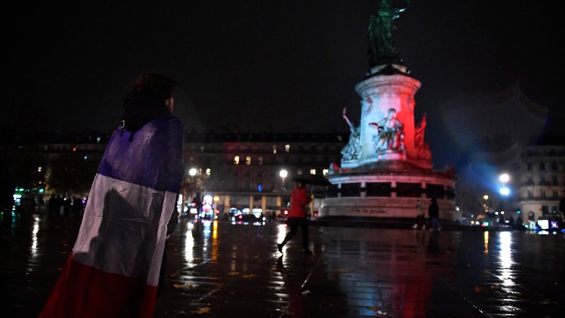Fotografija: Trg republike v Parizu je bil po finalu SP nenavadno prazen. FOTO: Julien De Rosa/AFP
