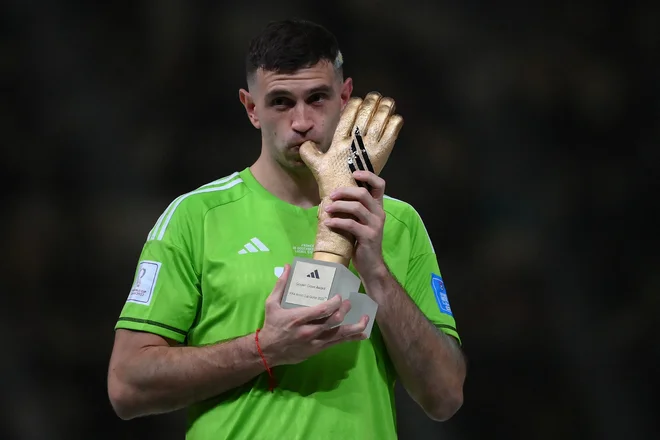 Emiliano Martinez z lovoriko za najboljšega vrataja. FOTO: Franck Fife/AFP
