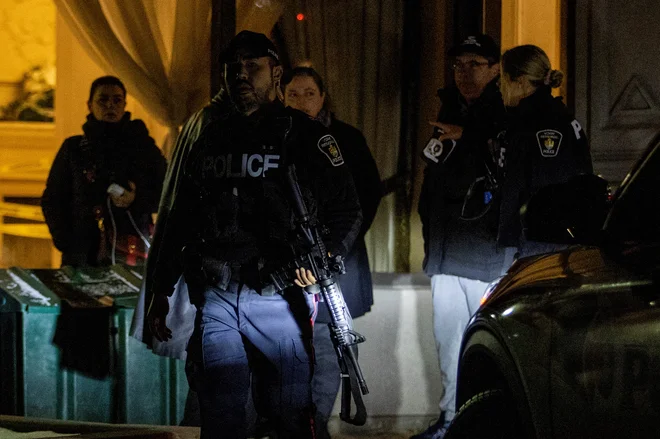 Žrtve so našli v različnih stanovanjih v stavbi, ki se nahaja v mestu Vaughan v predmestju približno 30 kilometrov severno od Toronta. FOTO: Carlos Osorio/Reuters
