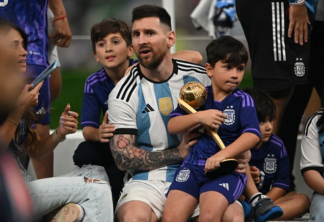 Argentinski kapetan praznuje z ženo Antonelo in otroki Thiagom, Cirom in Mateom. Lionel Messi je v enem najboljših finalov v zgodovini športa na zadnji tekmi SP le dočakal zadnji kamenček v popolni karieri. Sedem zlatih žog za najboljšega nogometaša na svetu, deset naslovov prvaka v Španiji, eden v Franciji, sedem španskih pokalov, štiri Lige prvakov, trije evropski Superpokali, trije svetovni klubski pokali, ena Copa America in za posladek tisto, kar si je najbolj želel – naslov svetovnega prvaka. Foto: Paul Ellis/Afp
