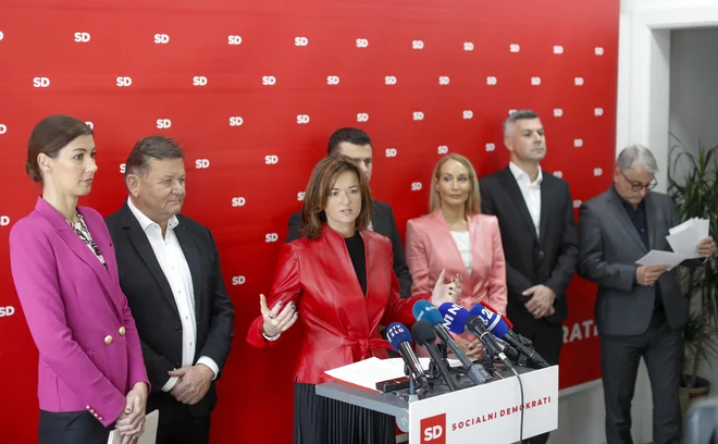 Vodstvo in ministri SD so optimistični glede prihodnjega delovanja koalicije, ob zavedanju, da je bilo leto politično in gospodarsko naporno, predvsem zaradi nepredvidljivih razmer, ki jih je povzročila ruska agresija v Ukrajini. FOTO: Matej Družnik
