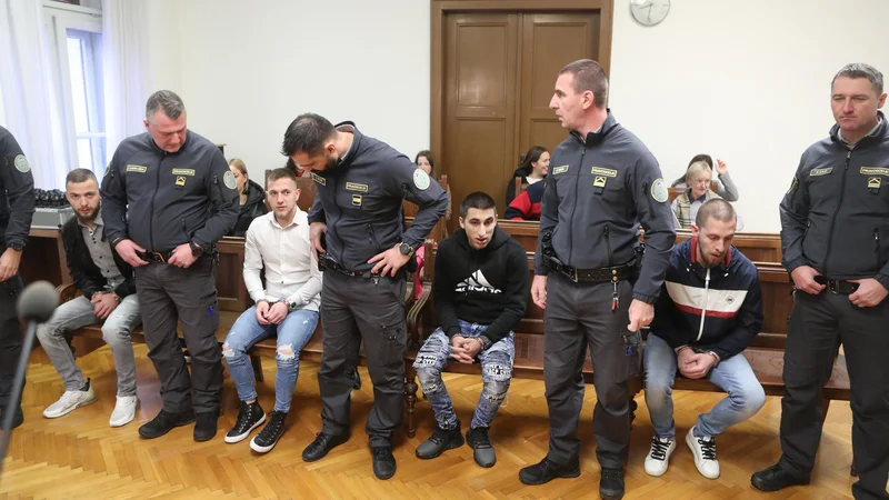 Fotografija: Četverica se seli za zapahe. FOTO: Dejan Javornik