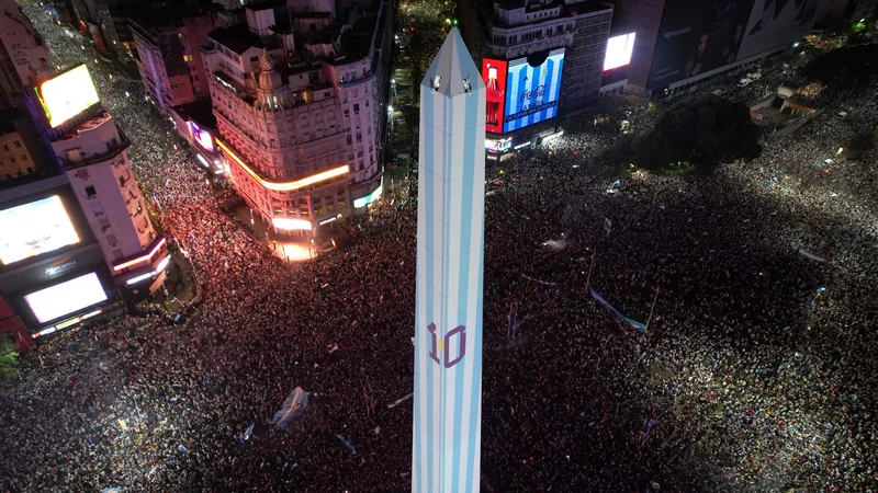 Fotografija: Ob znamenitem Obelisku v Buenos Airesu se je zbralo več kot milijon navdušencev. FOTO: Emiliano Lasalvia/AFP