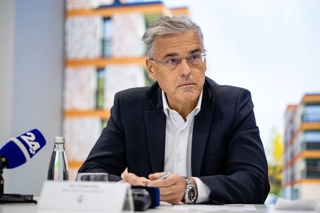 Črtromir Remec, direktor republiškega stanovanjskega sklada, opozarja, da potrebujejo dodatna sredstva in več kadra.

