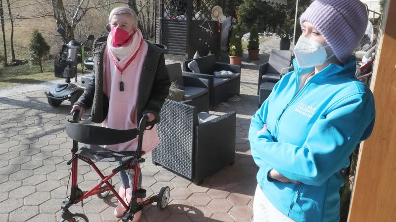 Fotografija: Dostopnost zajema tudi zagotavljanje ustreznih parkirnih mest v bližini objekta, neovirane dostopne poti in dostopen vhod v objekt. FOTO: Dejan Javornik/Delo