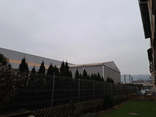 Med stavbo na Delavski in Emo orodjarno sta še pred dvema tednoma stala dva nelegalna šotora. Zdaj je ostal še en nelegalni šotor, orodjarna pa bi morala odstraniti tudi utrjeno podlago, na kateri sta stala šotora. FOTO: Špela Kuralt/Delo
