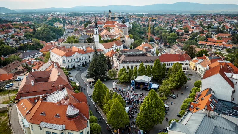 Fotografija: Veszprém, ki leži približno 15 kilometrov severno od Blatnega jezera, ima bogato tradicijo glasbenih festivalov.

FOTO: Máhl Kornél/promocijsko gradivo
