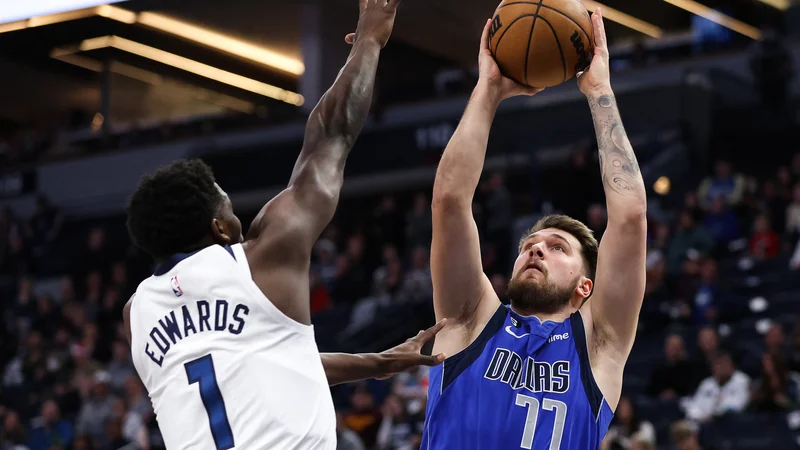Fotografija: Luka Dončić ob igralcu Minnesota Timberwolves Anthonyju Edwardsu. Dončić je prejel dve tehnični napaki, s čimer si je prislužil izključitev. FOTO: Matt Krohn/USA Today Sports