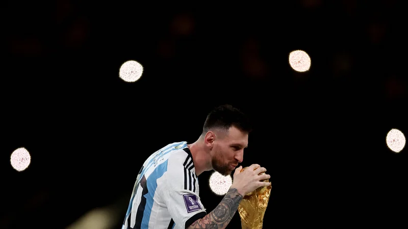 Fotografija: Lionel Messi si je na svetovnem prvenstvu v Katarju vendarle zagotovil lovoriko, ki mu je kot edina večja še manjkala v njegovih že tako nabito polnih vitrinah. FOTO: Lee Smith/Reuters