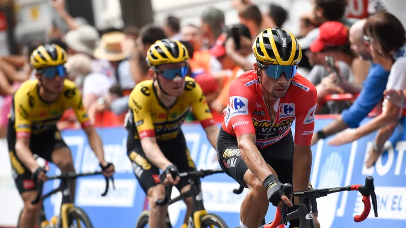 Fotografija: Primoz Roglic (desno) med letošnjo peto etapo od Iruna do Bilbaa, ko je še nosil rdečo majico vodilnega. FOTO: Ander Gillenea/AFP