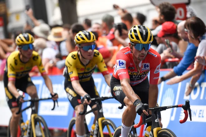 Primoz Roglic (desno)&nbsp;med letošnjo peto etapo od Iruna do Bilbaa, ko je še nosil rdečo majico vodilnega. FOTO:&nbsp;Ander Gillenea/AFP
