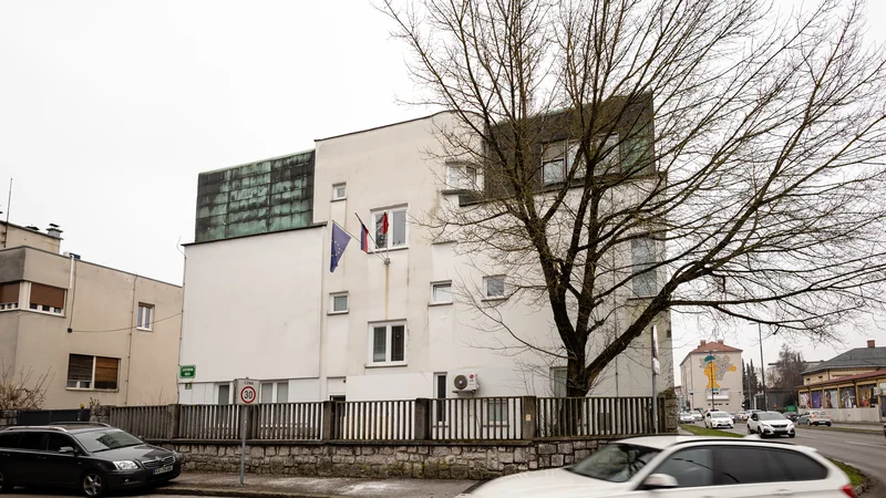Fotografija: Na sedežu stranke SD, za katero je bilo iztekajoče se supervolilno leto finančno zelo zahtevno, opravljajo obnovitvena dela. FOTO: Črt Piksi