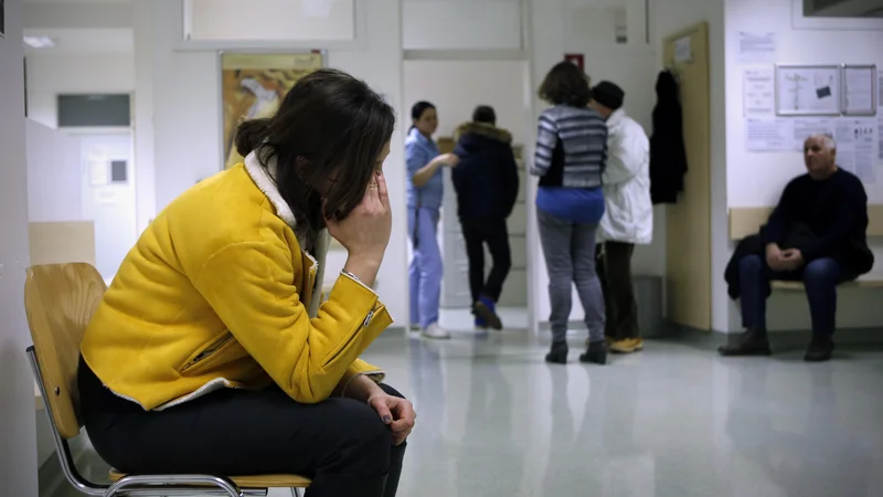 Fotografija: Če bodo javni zavodi, ki se soočajo z izrazitim kadrovskim primanjkljajem, ambulante za neopredeljene sploh lahko organizirali, še ni znano. FOTO: Blaž Samec/Delo