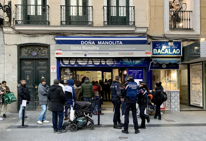 Doña Manolita v središču Madrida je verjetno najbolj znana loterijska izpostava v Španiji. FOTO: Gašper Završnik
