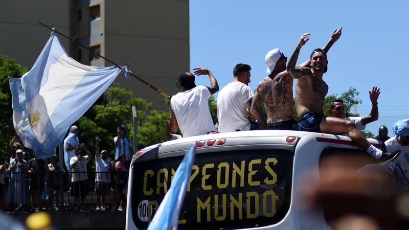 Fotografija: Lionel Messi (drugi z leve) s soigralci ni dolgo zdržal na avtobusu, ki je imel na poti proti predsedniški palači veliko težav. FOTO: Martin Villar/Reuters