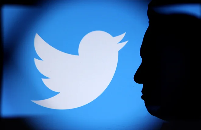 Elon Musk na twitterju dviga prah. FOTO: Dado Ruvic/Reuters

