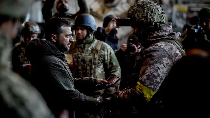 Fotografija: Volodimir Zelenski med včerajšnjim nenapovedanim obiskom Bahmuta na vojnem območju na vzhodu Ukrajine. FOTO: Predsedstvo Ukrajine/AFP