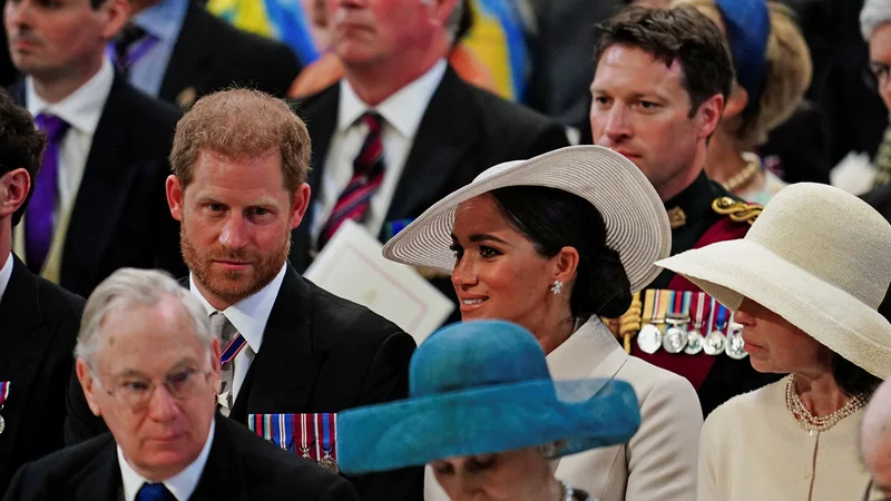 Harry in Meghan sta iz kraljeve družine izstopila, ker se njune predstave o lastnem delovanju v njej niso skladale z osnovnimi postavkami ustavne monarhije. FOTO: Reuters