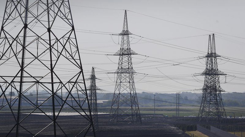 Fotografija: Cene električne energije na borzi so se od konca minulega tedna precej spustile, zato nižje ponudbe za zakup električne energije dobivajo tudi podjetja. FOTO: Leon Vidic/Delo
