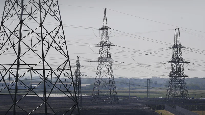 Fotografija: Cene električne energije na borzi so se od konca minulega tedna precej spustile, zato nižje ponudbe za zakup električne energije dobivajo tudi podjetja. FOTO: Leon Vidic/Delo