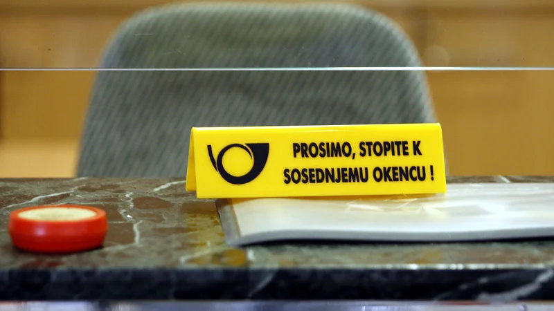 Fotografija: Pošto v KS Podpeč-Preserje so zaprli in vso poglavitno dejavnost preselili v Notranje Gorice. Krajanom je na bencinski črpalki ostal nadomestek pošte. FOTO ALEŠ ČERNIVEC