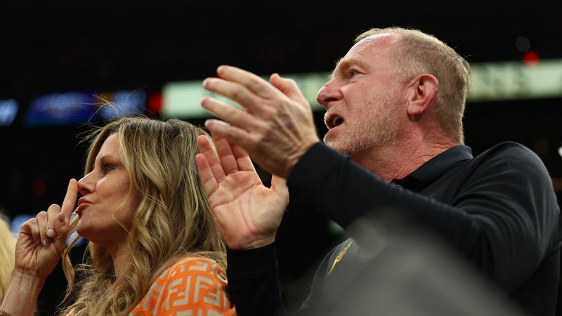 Fotografija: Kontroverzni Robert Server (desno) ni več lastnik moštva Phoenix Suns, zaradi česar je sporečil ligo NBA in druge lastnike moštev. FOTO: Mark J. Rebilas /Usa Today Sports
