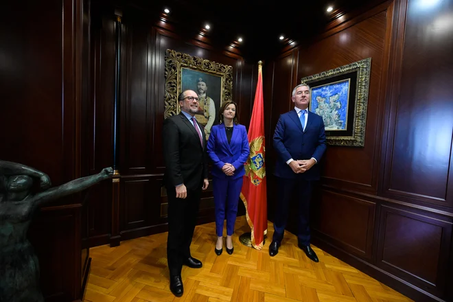 Ministrica za zunanje zadeve Tanja Fajon in njen avstrijski kolega Alexander Schallenberg sta bila včeraj v Črni gori, kjer sta se srečala tudi s predsednikom Milom Đukanovićem. Foto MZZ
