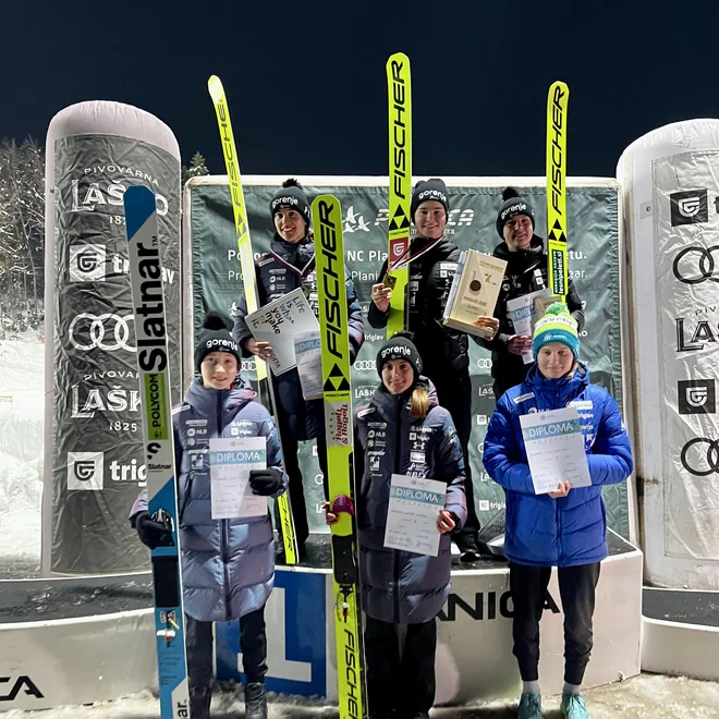 Niki Križnar sta se najbolj približali reprezentančni kolegici Urša Bogataj in Ema Klinec. FOTO: Jernej Damjan/SloSki
