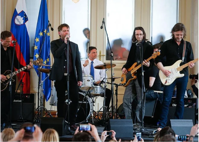 Rock v palači.
#rockthepalace #jabolkonavdiha #rock #rockband #musician #drummer #bigfootmama #president #pahor #presidentpahor #presidentialpalace #predsedniskapalaca
FOTO: Instagram