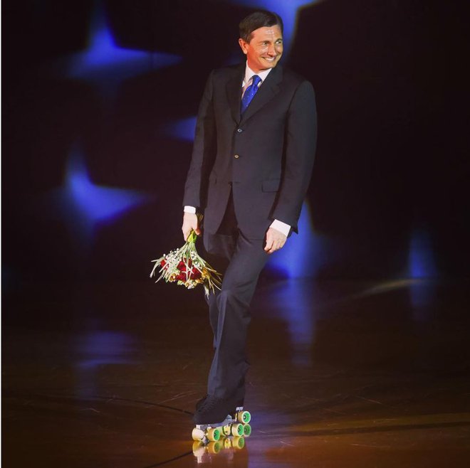 Šopek na kotalkah.

/Bouquet on roller skates. #flowers #bouquet #rollerskating #rollerskates #president #pahor #presidentpahor #slovenia

FOTO: Instagram
