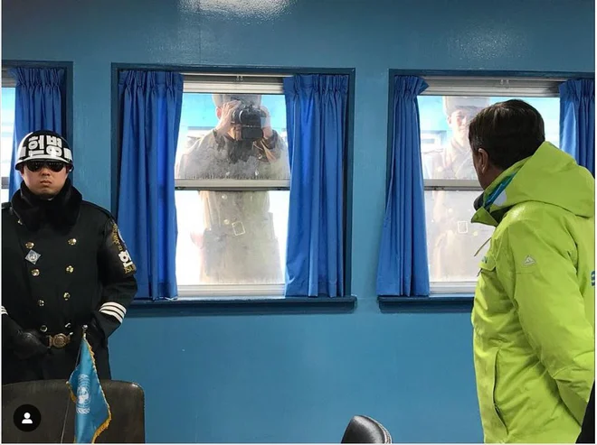 To je v vseh ozirih neverjetna fotografija.
Ker je tak tudi dogodek. Tehnično vzeto, stojim v Severni Koreji. V sobi, ki je v coni DMZ, me varuje južnokorejski vojaški policist, skozi okno pa me strogo spremlja in snema severnokorejski. Podpiram mirovno politiko predsednika Moona za združitev obeh Korej po mirni poti./This photograph is incredible in all respects. Because the occasion is incredible, too. Technically speaking, I am standing in North Korea. In a room in a DMZ I am guarded by a South Korean military police officer while strictly monitored and filmed through the window by North Korean officer. I support the peace policy of President Moon for a peaceful Korean reunification. #DMZ #peace #peacetalks #peacepolicy #reunification #northkorea #southkorea #moonjaein #pahor #president #presidentpahor #slovenia
FOTO: Instagram