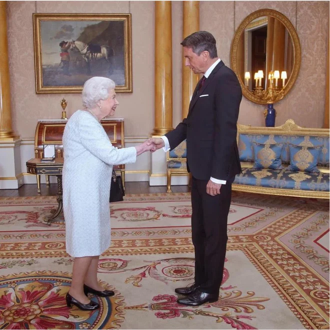 S kraljico Elizabeto II. sem se v življenju srečal in pogovarjal trikrat.
Leta 1999 kot član vodstva parlamentarne skupščine Sveta Evrope, leta 2008 kot predsednik vlade in danes, ko sva bila na razgovoru prvič sama, v njenih prostorih, na uradni avdienci. Zelo ljubezniva, zelo prisrčno.
@theroyalfamily #theroyalfamily #buckinghampalace #thequeen #HerMajesty #elizabethII #amiable #dear #houseofwindsor #london #unitedkingdom #pahor #president #presidentpahor #slovenia
FOTO: Instagram