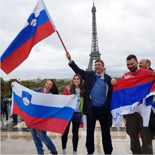 Let iz Benetk v Pariz je zamujal, pa sem mislil, da na Trocaderu pred tekmo ne bom ulovil nobenega navijača več.
Toda takoj ko sem v vetru razvil slovensko zastavo, so prišli zraven, kot bi trenil. Olala?? #evropskoprvenstvo #goforgold #navijaci #slovenianflag #eurovolleym #paris #volleyball #pahor #predsednik #predsednikpahor #slovenia #ifeelslovenia
FOTO: Instagram