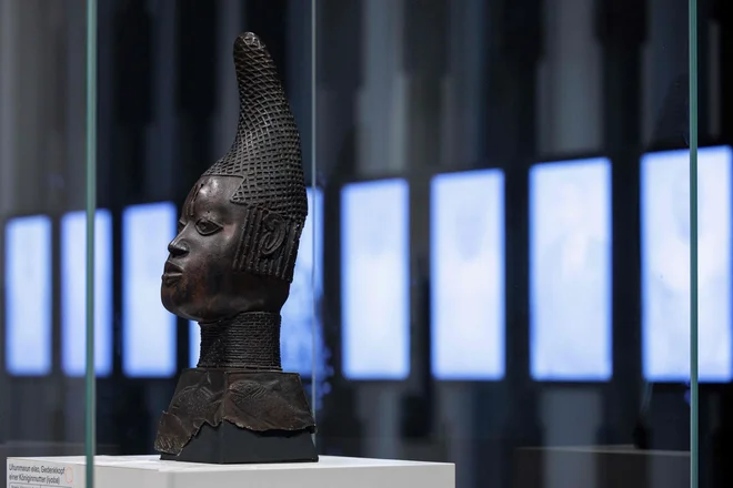 Pred vrnitvijo beninski bronastih umetnin so v novi palači berlinskega muzeju Humboldt Forum razstavili nekatere artefakte. FOTO: Jens Schlueter/AFP
