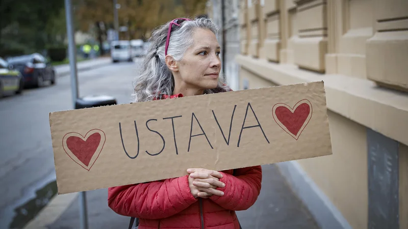 Fotografija: 23. decembra 1991 je skupščina sprejela prvo ustavo samostojne Slovenije, dan ustavnosti smo dobili leta 1997. FOTO: Jože Suhadolnik/Delo