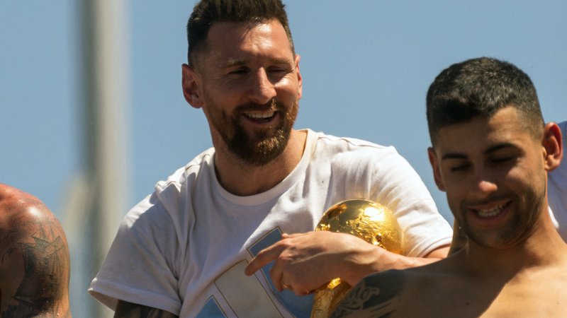Fotografija: Lionel Messi se je s soigralci po uspešnem nastopu na svetovnem prvenstvu vrnil v domovino, kjer bo preživel praznike in se nato vrnil v Pariz. FOTO: Tomas Cuesta/AFP
