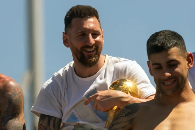 Lionel Messi se je s soigralci po uspešnem nastopu na svetovnem prvenstvu vrnil v domovino, kjer bo preživel praznike in se nato vrnil v Pariz.&nbsp;FOTO: Tomas Cuesta/AFP
