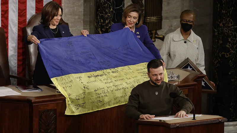Fotografija: Med nastopom predsednika Volodimirja Zelenskega so v ameriškem kongresu razgrnili ukrajinsko zastavo s podpisi borcev proti ruski agresiji.
Foto Chip Somodevilla/AFP